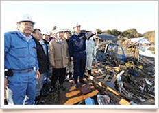 [画像]甚大な被害を受けた沿岸部を調査する山口代表（宮城・七ヶ浜町）